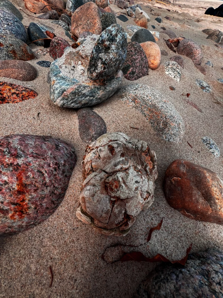 ładne nadmorskie kamienie