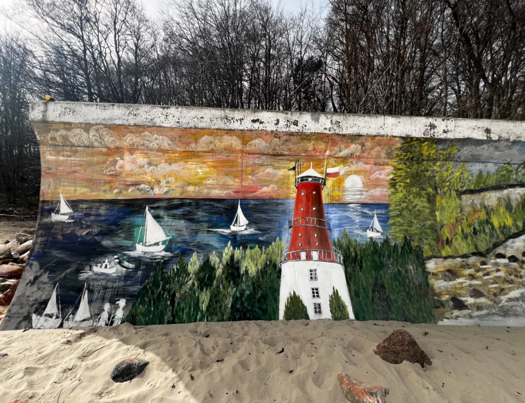 pomalowany mur nad plażą